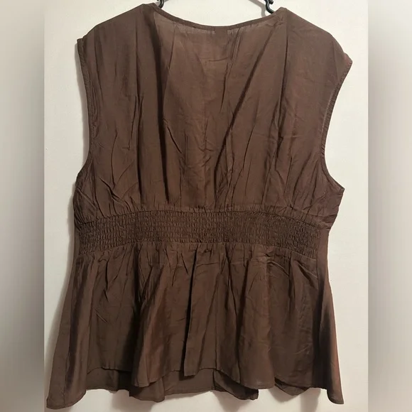 Sleeveless Brown V-Neck Top - Picture 3 of 4